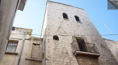 Le "case-torri" di Bari: antiche e inutilizzate, ma il ministero ne mette in affitto una
